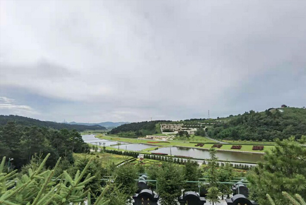 辽宁观陵山艺术园林公墓，2024年起售价仅为30000元。
